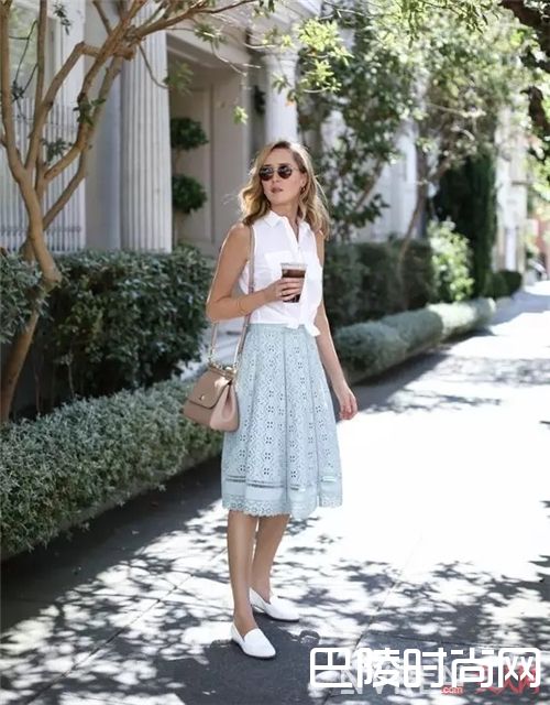 削肩裙如何搭配？_肩宽穿什么都丑？那是因为你不知道这4种款式的穿搭！