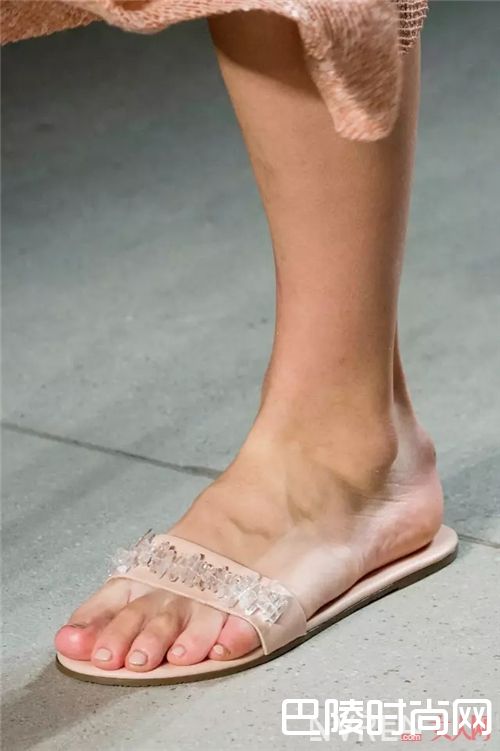 华丽凉拖有哪些值得推荐？_本季最流行的5款凉鞋 这些明星已经穿上了！