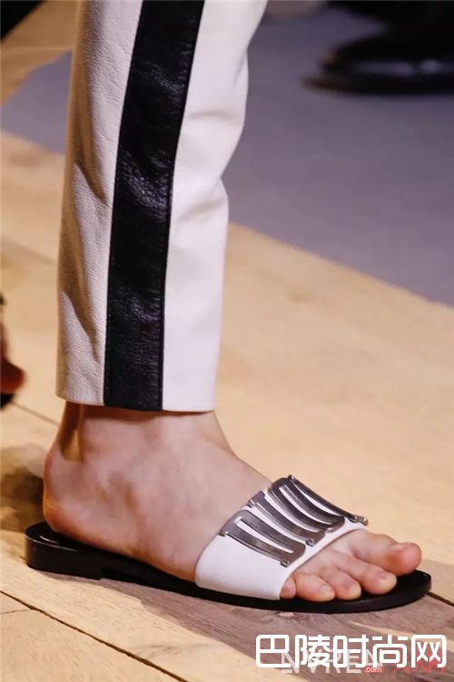 华丽凉拖有哪些值得推荐？_本季最流行的5款凉鞋 这些明星已经穿上了！