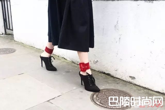 脚环可以配什么鞋子_Choker还没戴够 现在又流行“脚环”了？