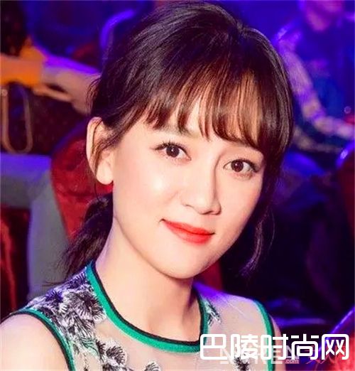 如何打造低马尾造型？_夏季扎什么发型？反正扎个马尾辫肯定不会错！