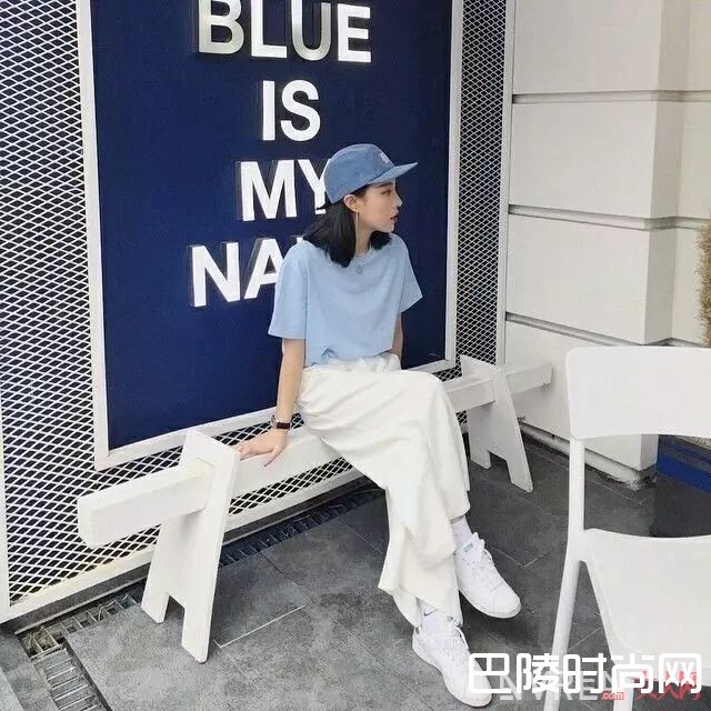 蓝色和什么颜色搭配好看_清爽的蓝色穿搭 让你看到高质感的休闲气质