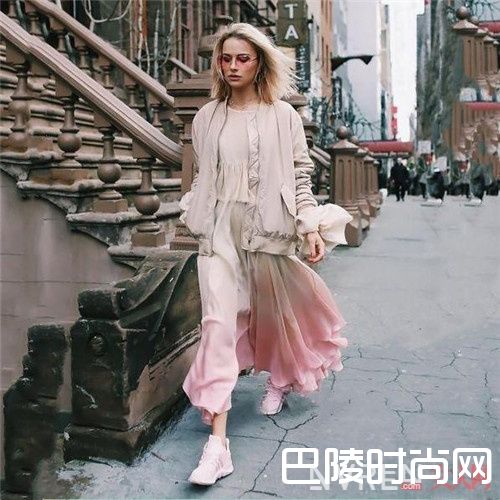 粉色墨镜如何搭配出层次感_夏天单穿如何穿出层次感？4款你不二选的小配饰