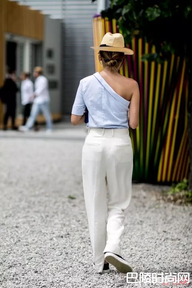 蓝色和什么颜色搭配好看_清爽的蓝色穿搭 让你看到高质感的休闲气质