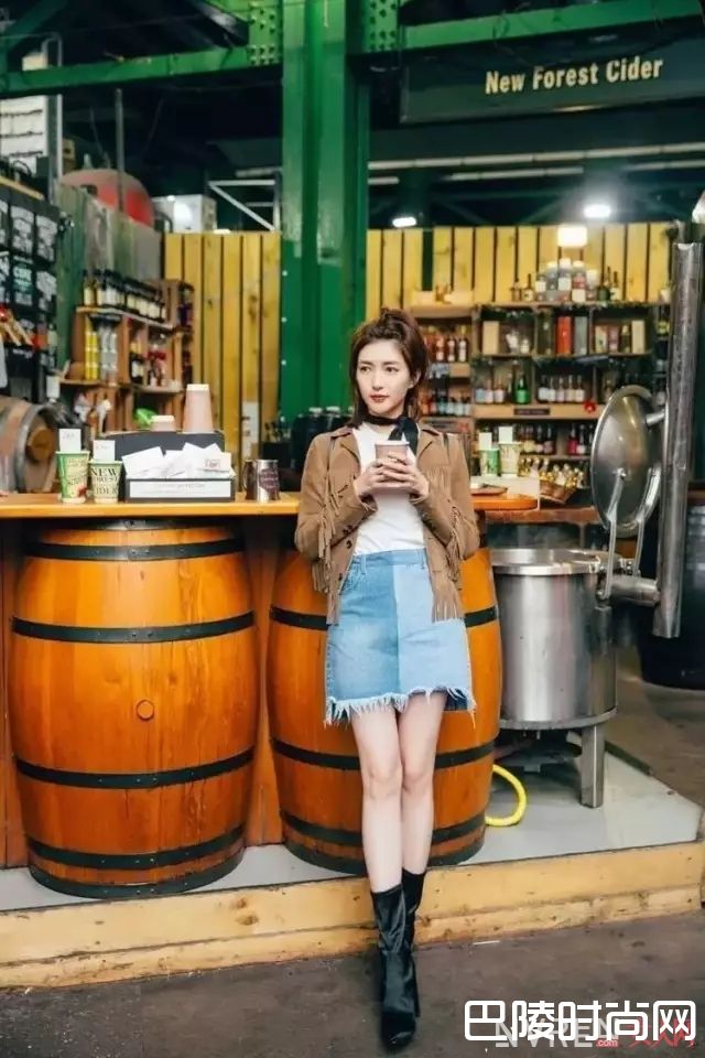 牛仔裤或牛仔裙的搭配_清爽的蓝色穿搭 让你看到高质感的休闲气质