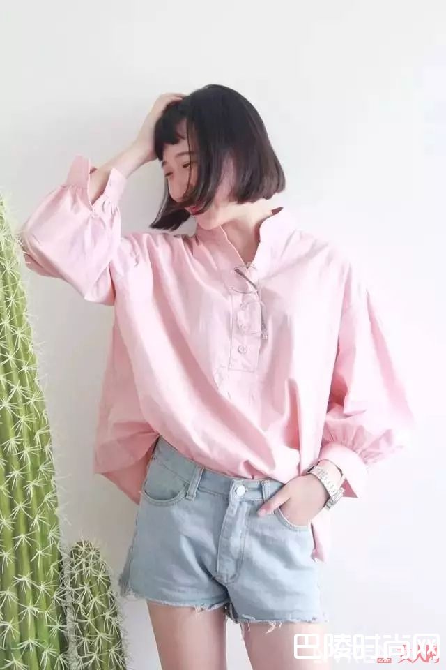 蓝色和粉色如何搭配_清爽的蓝色穿搭 让你看到高质感的休闲气质