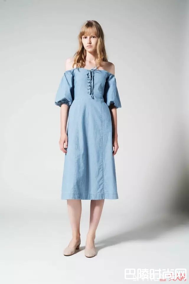 蓝色连衣裙或包包的搭配_清爽的蓝色穿搭 让你看到高质感的休闲气质