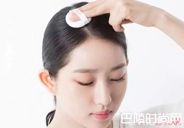 控油散粉能用在头发上吗_夏天头更油了怎么办？别让一低头的温油吓跑了男神