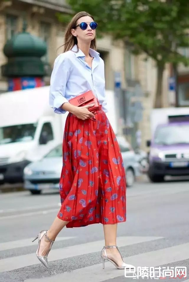 蓝色和红色如何搭配_清爽的蓝色穿搭 让你看到高质感的休闲气质
