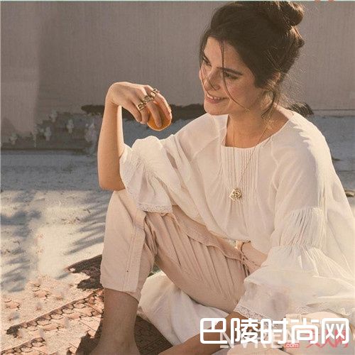 字母戒指更显层次感_夏天单穿如何穿出层次感？4款你不二选的小配饰