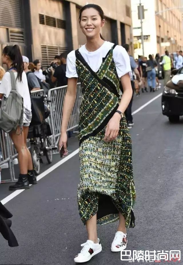 吊带裙跟上衣如何叠搭_骚动的夏季穿上Slip dress吊带令你风情万种