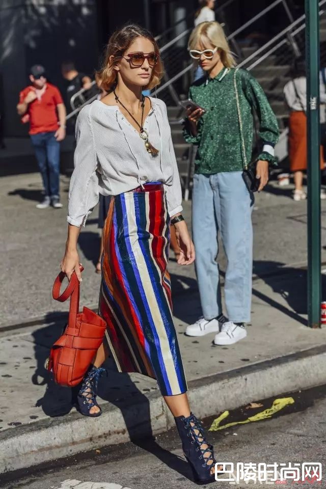 蓝色和红色如何搭配_清爽的蓝色穿搭 让你看到高质感的休闲气质