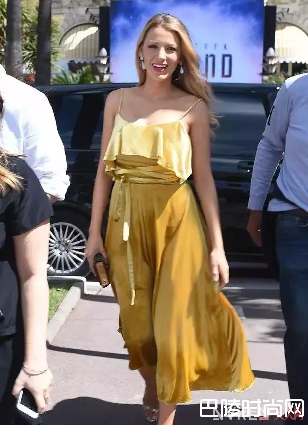 选择吊带裙要注意什么_骚动的夏季穿上Slip dress吊带令你风情万种