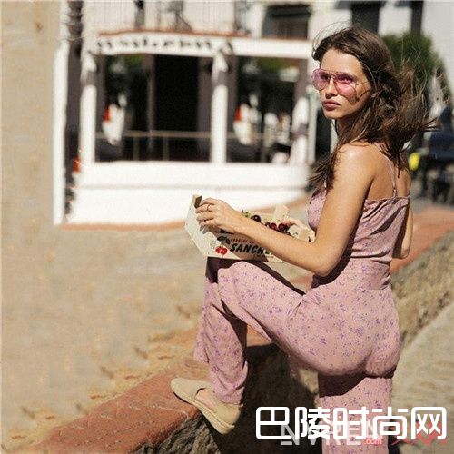 粉色墨镜如何搭配出层次感_夏天单穿如何穿出层次感？4款你不二选的小配饰