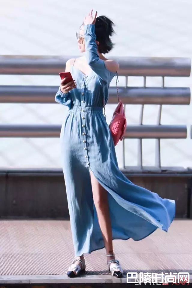 蓝色连衣裙或包包的搭配_清爽的蓝色穿搭 让你看到高质感的休闲气质