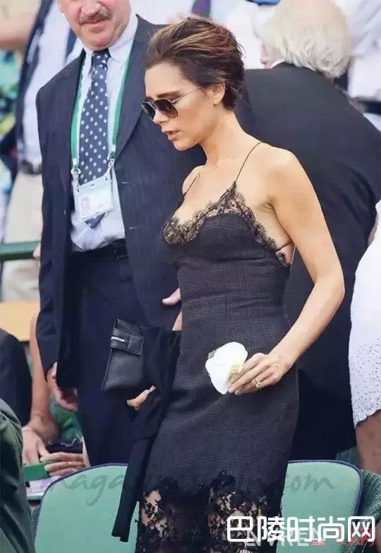 选择吊带裙要注意什么_骚动的夏季穿上Slip dress吊带令你风情万种