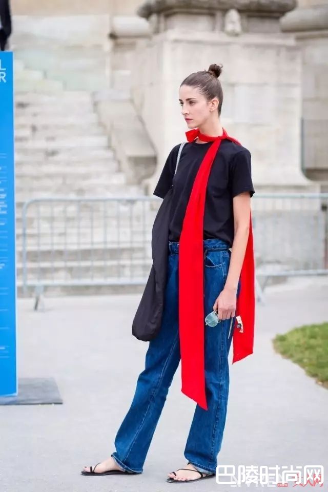 红色丝巾配饰推荐_你穿红色显土又显黑，配色没选对才是罪魁祸首