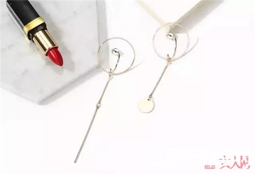 Zeng Liu有哪些饰品?_这些适合春夏的首饰 让你发现穿搭细节的小而美