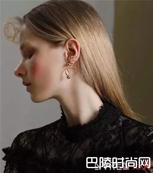 Zeng Liu有哪些饰品?_这些适合春夏的首饰 让你发现穿搭细节的小而美