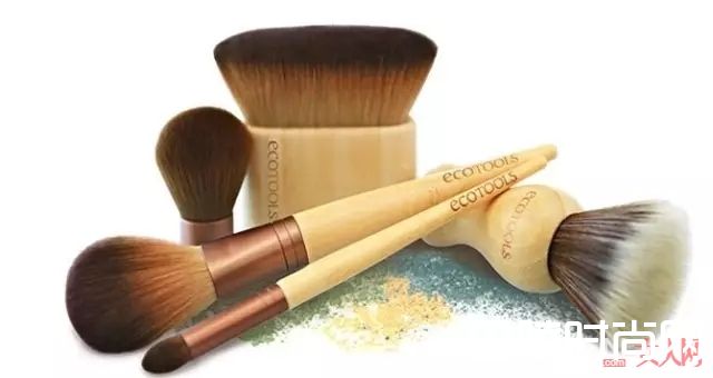 好用的化妆刷推荐_拯救化妆新手 这些化妆小工具人人必备