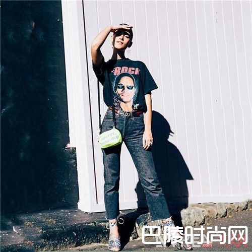 摇滚T和牛仔裤怎么搭配_能与白T媲美的全能摇滚T 点燃你的所有下装