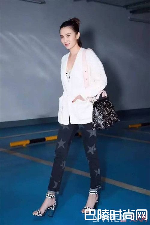 一字带凉拖好看吗_今年夏天最流行的5款凉鞋 哪一款才是你的style 