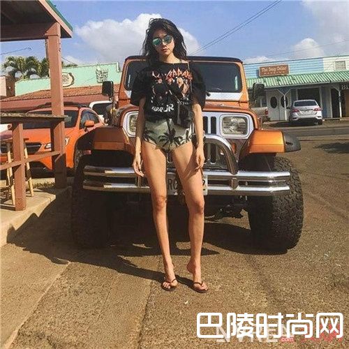 摇滚T和热裤如何搭配_能与白T媲美的全能摇滚T 让你点燃你的所有下装