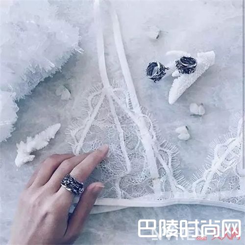 KAT有哪些内衣？_舒适透气、颜值逆天 这六款Bralette今夏必备！