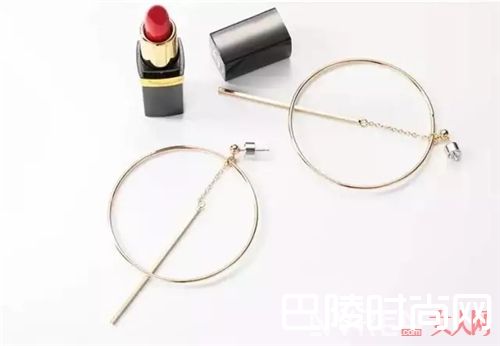 Zeng Liu有哪些饰品?_这些适合春夏的首饰 让你发现穿搭细节的小而美