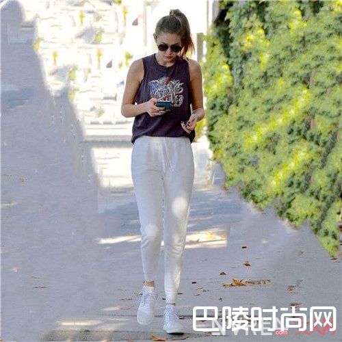 摇滚T和运动裤如何搭配_能与白T媲美的全能摇滚T 让你点燃你的所有下装