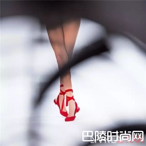 STUART WEITZMAN绑带鞋如何搭配？_从平底到高跟 今年的绑带鞋增添了不少新花样！