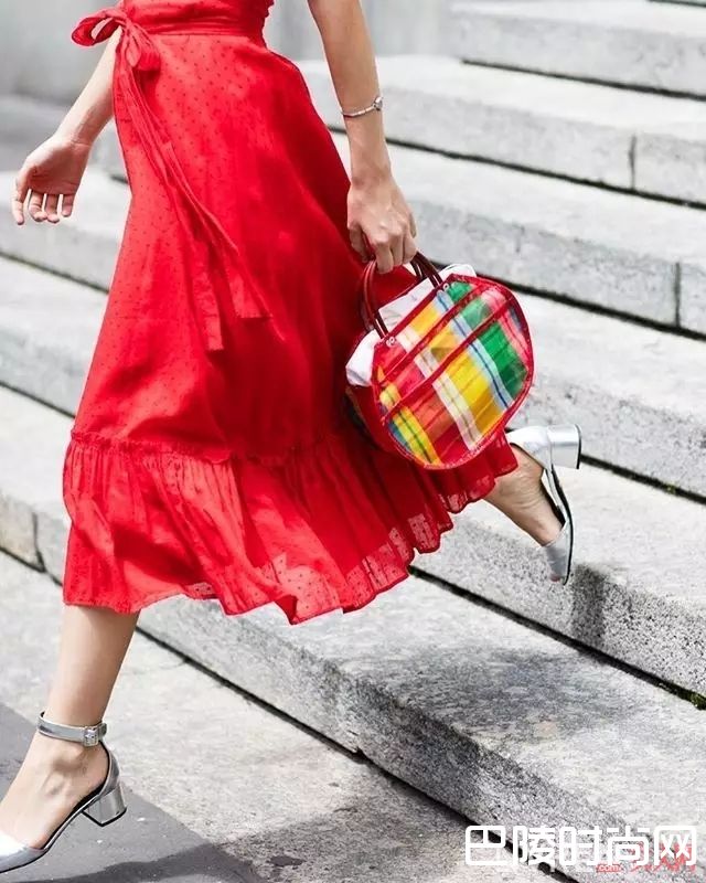 红色服装的优点_你穿红色显土又显黑，配色没选对才是罪魁祸首