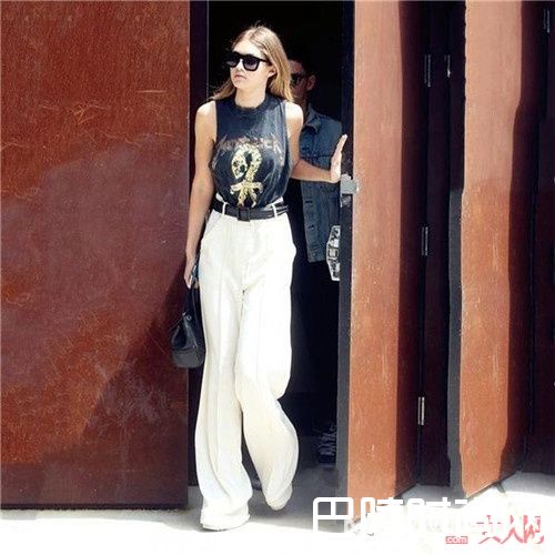 摇滚T和阔脚裤怎么搭配_能与白T媲美的全能摇滚T 让你点燃你的所有下装
