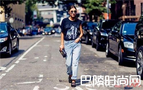 摇滚T和牛仔裤怎么搭配_能与白T媲美的全能摇滚T 点燃你的所有下装