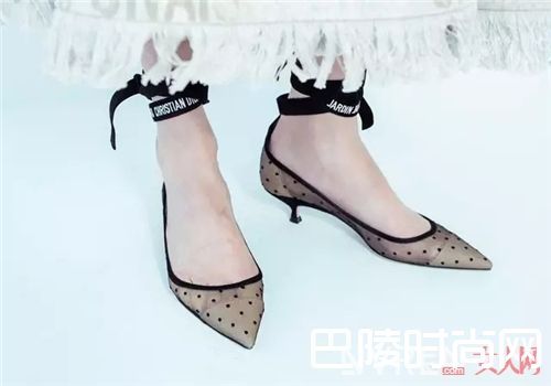 Dior绑带鞋如何搭配?_从平底到高跟 今年的绑带鞋增添了不少新花样!