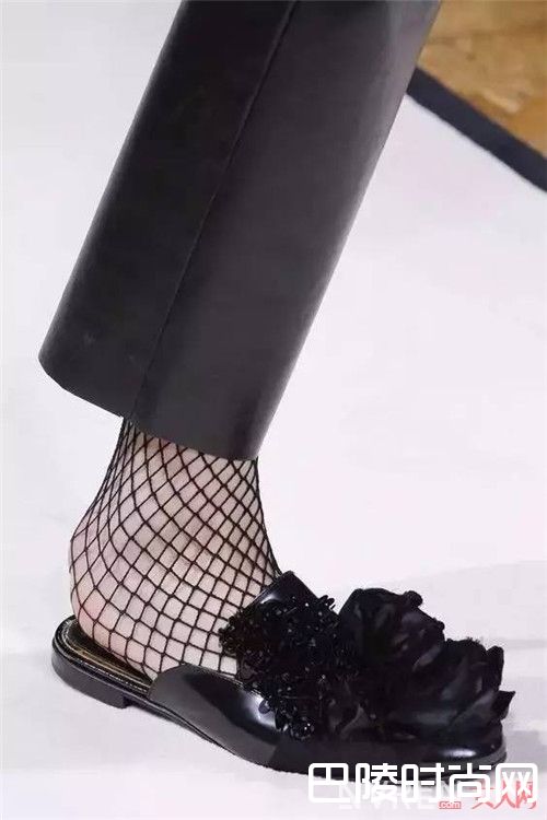 穆勒凉鞋好看吗_今年夏天最流行的5款凉鞋 哪一款才是你的菜