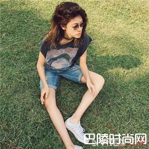 摇滚T和热裤如何搭配_能与白T媲美的全能摇滚T 让你点燃你的所有下装