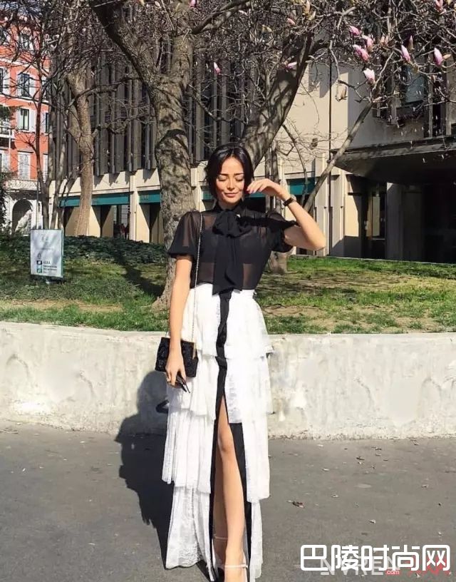 透视装应该搭配什么内衣_露肩、露背、吊带、透视，所有的夏日内衣都给你承包了