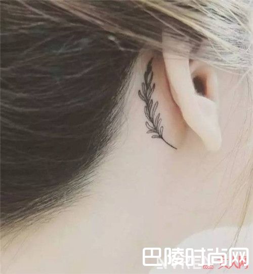 耳朵纹身纹什么好看_这个夏天不爱花臂?这些小纹身或许可以拯救单调的你