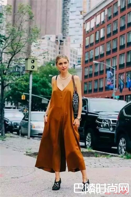 吊带裙如何搭配？_这个夏天 一件小吊带帮你开启撩汉模式！