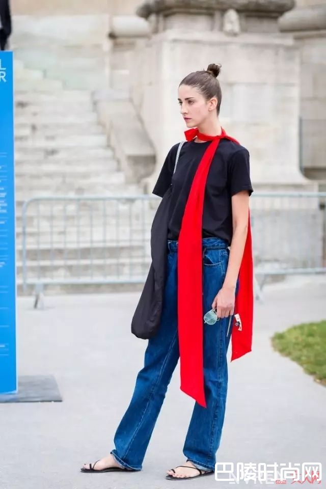 黑色T恤怎么搭配_夏天最爱的T恤 这些穿法让你美够一整季