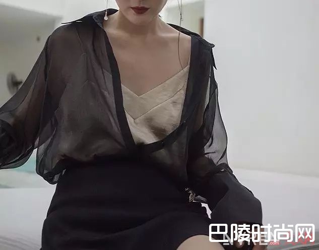 透视装应该搭配什么内衣_露肩、露背、吊带、透视，所有的夏日内衣都给你承包了