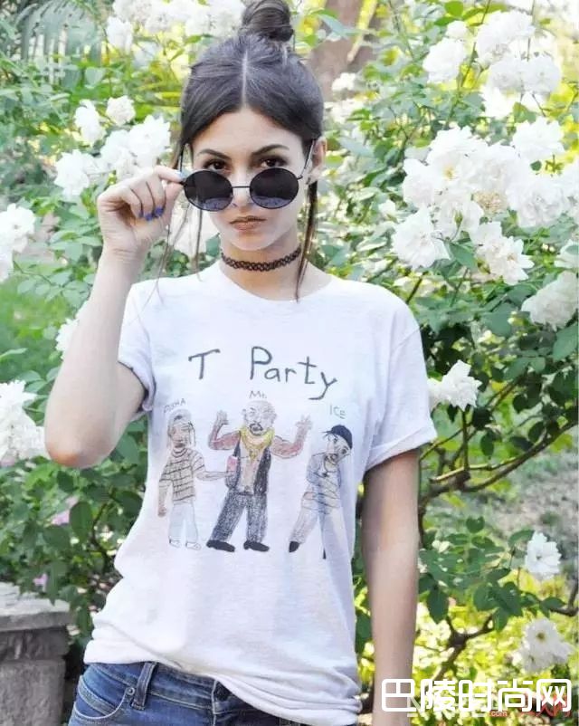 T恤和丝巾的搭配方法_夏天最爱的T恤 这些穿法让你美够一整季