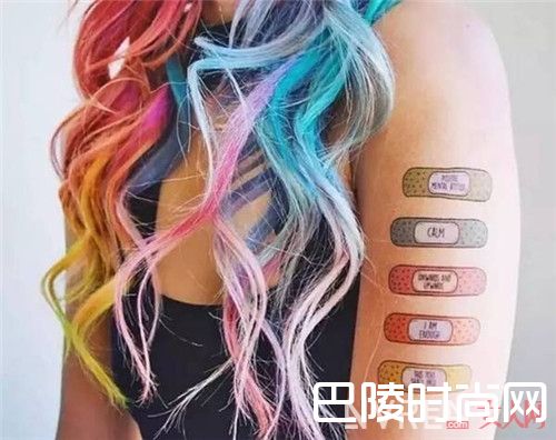 纹身贴纸纹什么好看_这个夏天不爱花臂？这些小纹身或许可以拯救单调的你