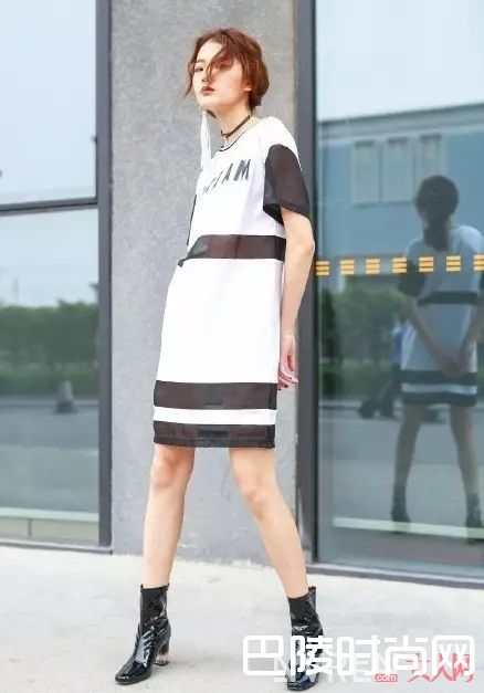 长款T恤怎么搭配最好看_夏天最爱的T恤 这些穿法让你美够一整季