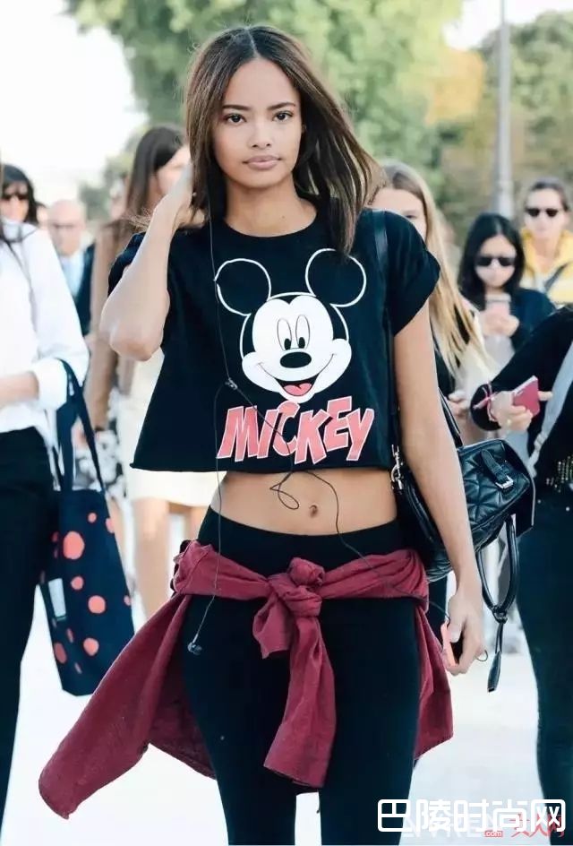 黑色T恤怎么搭配_夏天最爱的T恤 这些穿法让你美够一整季