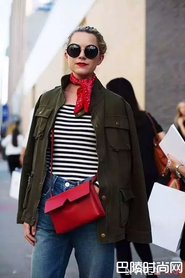 条纹衫搭配丝巾_永不过时的条纹，到底怎么穿才最美？