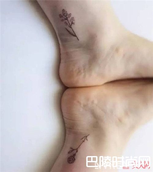 情侣纹身纹什么好看_这个夏天不爱花臂?这些小纹身或许可以拯救单调的你