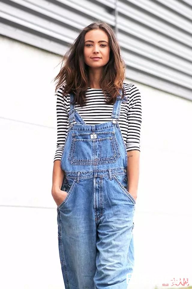 条纹衫配背带裤_永不过时的条纹，到底怎么穿才最美？