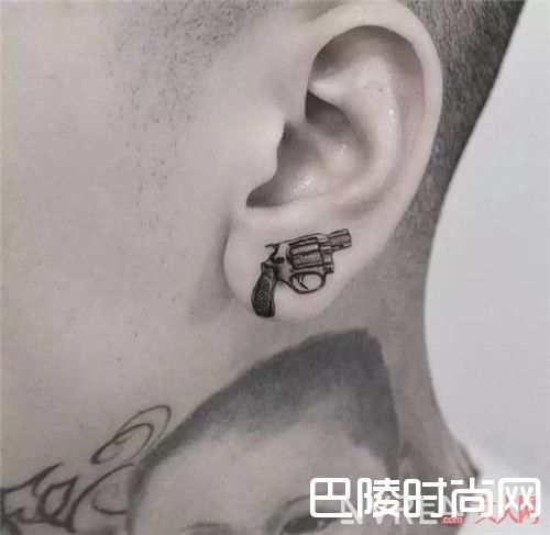 耳朵纹身纹什么好看_这个夏天不爱花臂？这些小纹身或许可以拯救单调的你